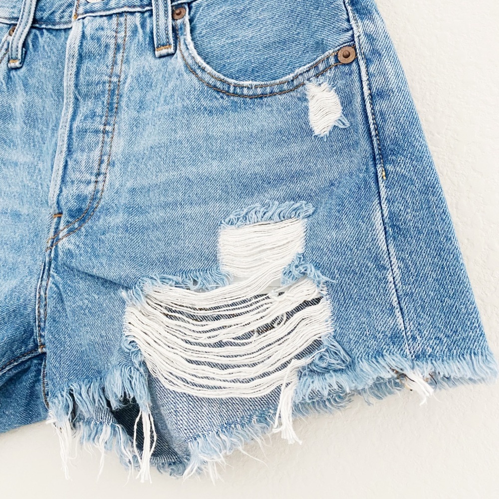 NEW Levi’s 501 High Rise Distress Shorts - Picture 4 of 11